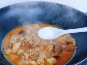 约炖了45分钟，牛肉已经酥烂，按个人口味加入盐。