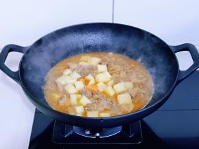 再加入切好的土豆和胡萝卜，炖15分钟即可出锅。(无需收汤，有些汤汁更好吃)