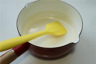 吉利丁用冷水泡软，再放入20毫升酸奶，隔水加热使吉利丁融化。