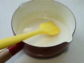 吉利丁用冷水泡软，再放入20毫升酸奶，隔水加热使吉利丁融化。