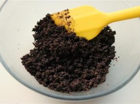 奥利奥饼干去掉夹心，压碎，加入融化的黄油混合均匀。4寸学厨KT慕斯模具放置在盘子里，下面包上锡纸，把黄油饼干碎压紧在底部，放入冰箱冷藏半小时使凝固。