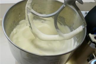 淡奶油加入15克白砂糖，用厨师机打到6分发。