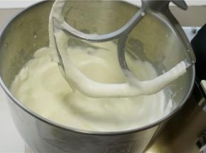 淡奶油加入15克白砂糖，用厨师机打到6分发。