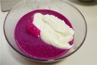 火龙果用料理机打成泥，加入一半淡奶油，再加入一半吉利丁液，混合均匀。