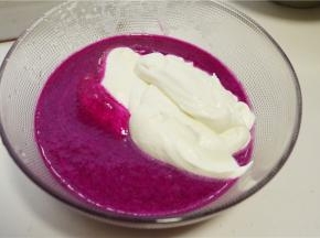 火龙果用料理机打成泥，加入一半淡奶油，再加入一半吉利丁液，混合均匀。