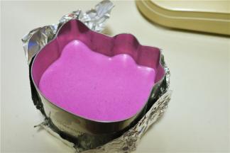 火龙果慕斯糊倒入到模具里面，放入冰箱里冷藏一会，使慕斯糊略略凝固。