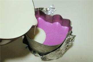 再把剩下的一半淡奶油、吉利丁液和酸奶混合均匀，再倒入模具。再送入冰箱冷藏2个小时以上，使慕斯凝固。