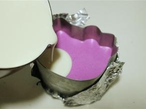 再把剩下的一半淡奶油、吉利丁液和酸奶混合均匀，再倒入模具。再送入冰箱冷藏2个小时以上，使慕斯凝固。