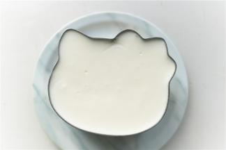 凝固好的慕斯用吹风机吹模具四周，大约30秒就可以轻松脱模了。