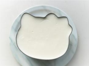 凝固好的慕斯用吹风机吹模具四周，大约30秒就可以轻松脱模了。