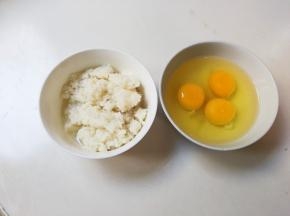 准备半碗酒酿，三个鸡蛋打入碗中