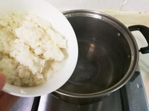 锅中水开放入酒酿