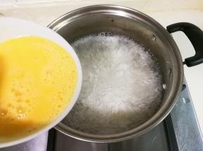 将蛋液慢慢淋入锅中