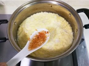 放入三勺糖桂花搅匀