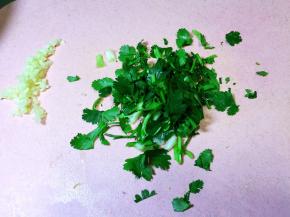 香菜切碎，大蒜切末