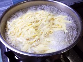 干豆腐切丝，开水焯烫一分钟