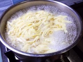 干豆腐切丝，开水焯烫一分钟