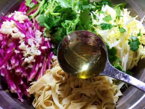 所有蔬菜放碗中，放虾皮油（炸虾皮的油）