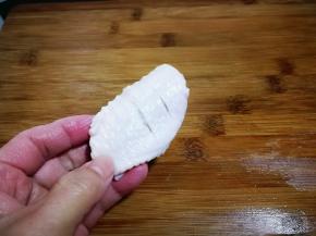 鸡中翅洗净，两面各划切两刀