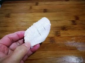 鸡中翅洗净，两面各划切两刀