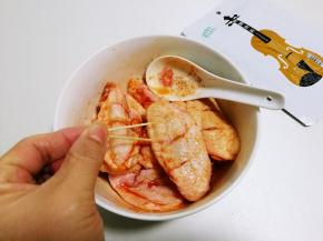 用牙签在鸡翅上扎一扎便于腌制入味