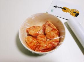 用保鲜膜封住碗口，放入冰箱冷藏腌制二十四小时，中途翻个面