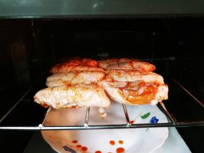 鸡中翅摆放在烤架上，放入微波炉