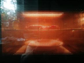 选择烤鸡键烤十分钟，取出来翻面刷一些烤肉料的汁，再烤十分钟