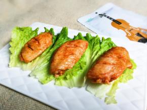 盘子摆上生菜摆上鸡中翅