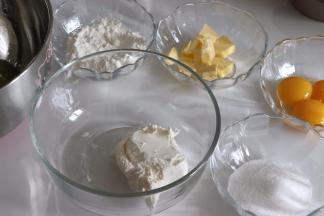 准备好食材，蛋液称重，大约3个蛋。