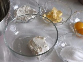 准备好食材，蛋液称重，大约3个蛋。