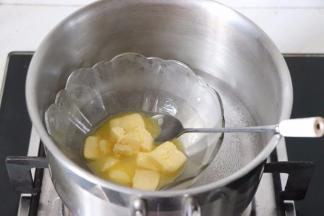 黄油隔热水融化成液态。