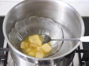 黄油隔热水融化成液态。