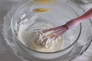 奶油奶酪隔温水软化，搅拌均匀，顺滑的状态。