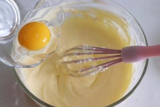 加入最后的一个蛋黄，搅打顺滑。加入牛奶，混匀。