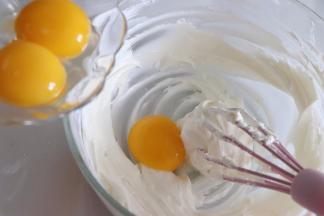 一个一个加入蛋黄，每次加完之后都要搅打顺滑。