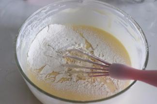 筛入低筋面粉，画Z字拌到无干粉状态。不能一直搅拌，面粉起筋。