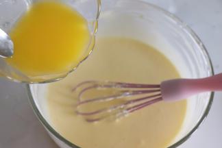 加入之前融化的黄油，搅匀。