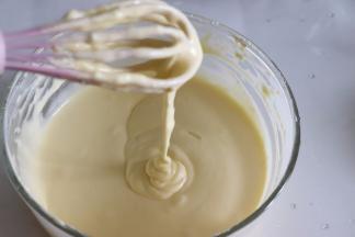 得到了奶酪蛋黄糊，如果想要更加细腻的糊，可以过一次筛。