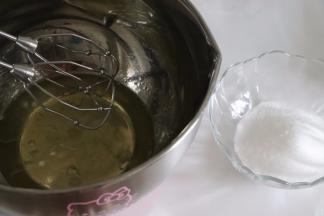 蛋白最好冷藏，或者冷冻一小会，有一点冰碴，再打发，蛋白更加细腻稳定。