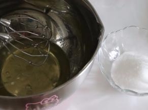 蛋白最好冷藏，或者冷冻一小会，有一点冰碴，再打发，蛋白更加细腻稳定。