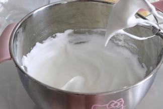 细砂糖分三次加入细砂糖，打发到蛋白细腻，有光泽，拉起打蛋器可以出现比较长的蛋白尾。