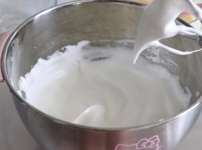 细砂糖分三次加入细砂糖，打发到蛋白细腻，有光泽，拉起打蛋器可以出现比较长的蛋白尾。