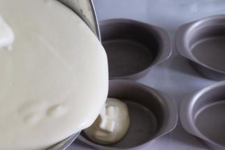 芝士模具提前用黄油薄薄的涂一层，容易脱模。蛋糕糊倒入模具中，，模具用的是，学厨的，迷你芝士模，大约8分满。