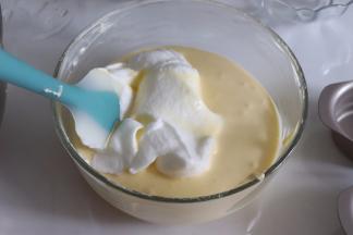 取约1/3的蛋白，和蛋黄糊翻拌均匀，再倒入到蛋白盆中，继续翻拌均匀。