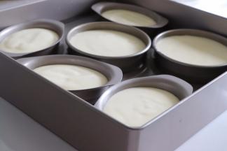 放入盛放了温水的大模具中，大约没过芝士模具的一半位置。