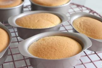 出炉放置到晾网上晾一会，就可以脱模了。