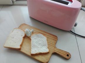 取几片吐司片，同时准备好模具，在其吐司片上面使劲将其按压出图案。