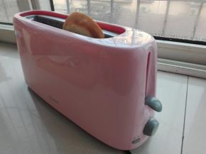 将其接通电源，将其吐司片进行开烤，选择自己喜欢的焦黄状态来进行烘烤，顶多一分钟即可。