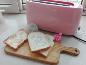 我喜欢那种轻微焦黄的状态，左边是烤好的，同样也可以做点别的图案，我用的饼干模具，将其用力按压出图案。